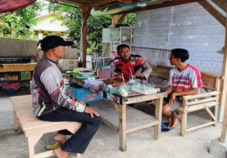 Aipda Abdul Rahman Anggota Bhabin Polsek Banyusari Melaksanakan Sosialisasikan Bahaya Judi Online Kepada Masyarakat