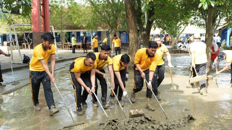 Kapolres Karawang Pimpin Kerja Bakti Pascabanjir di SMPN 1 Telukjambe Barat