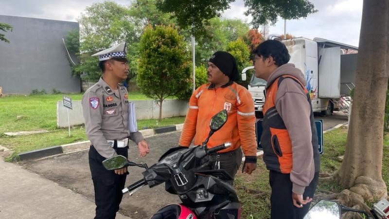 Polantas Menyapa, Laksanakan Sosialisasi Kamseltibcarlantas Kepada Warga di Karawang