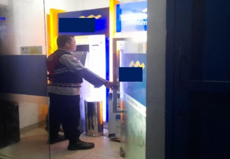 Aipda Agus Personel Polsek Lemahabang Laksanakan Patroli Prekat Malam Di Obyek Vital