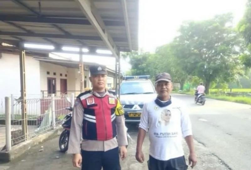 Anggota Polsek Banyusari Hadir ditengah Masyarakat saat menjalankan Ibadah Puasa