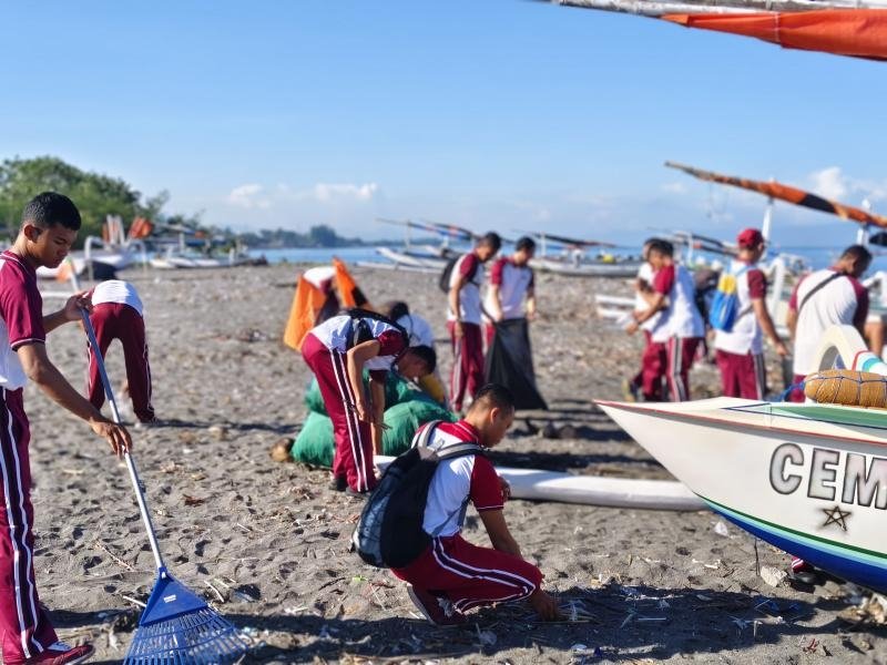 Pantai Tanjung Karang Jadi Sasaran Kegiatan Bersih Pantai Ditpolairud Polda NTB