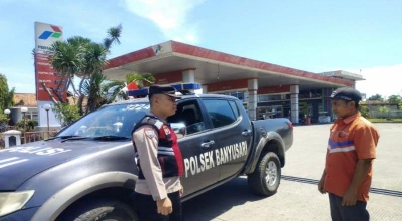 Kunjungi SPBU, Prekat Polsek Banyusari Berikan Rasa Aman
