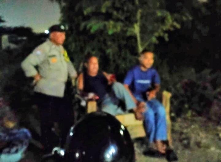 Bhabinkamtibmas Desa Anggadita Temui Warga Saat Ronda Malam