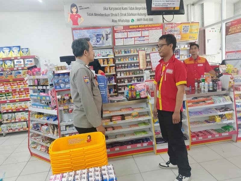 Terus Berupaya Anggota Polsek Tirtajaya melaksanakan Patroli Prekat serta Cegah GU Kamtibmas di Minimarket di Wilkum Binaan