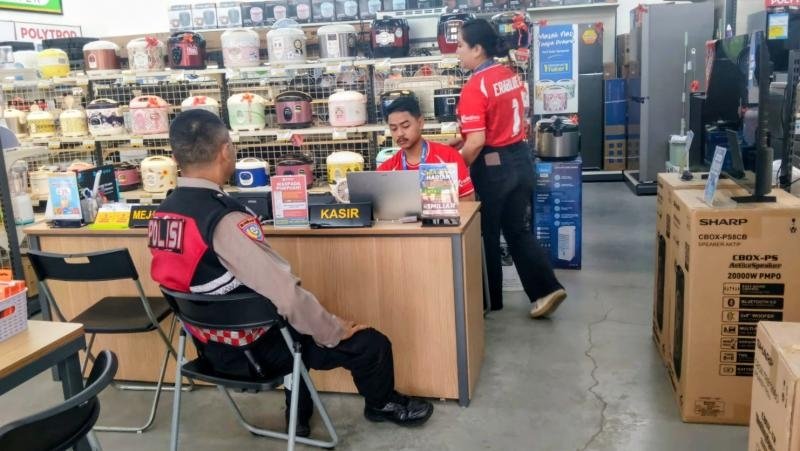 Bhabinkamtibmas Polsek Telagasari Sebar Himbauan Kamtibmas Kepada Masyarakat Binaan