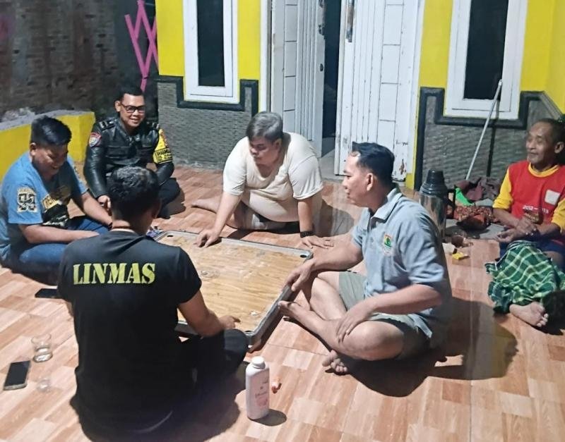 Personel Polsek Telukjambe Laksanakan Patroli Dialogis, Monitoring Kondusifitas di Wilayah Gempol Girang