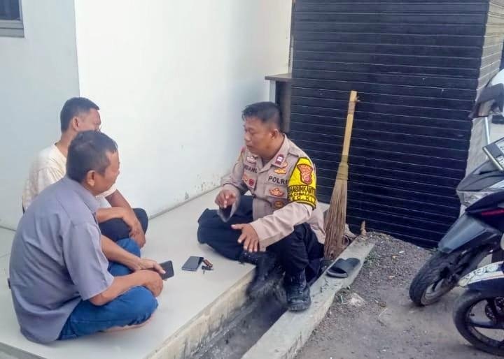 Bhabinkamtibmas Desa Cibalongsari Sampaikan Himbauan Kamtibmas Saat Sambangi Warga