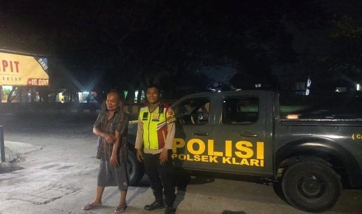 Jamin Kamtibmas di Pagi Hari, Personel Polsek Klari Gelar Patroli Subuh Sasar Bunderan Masari