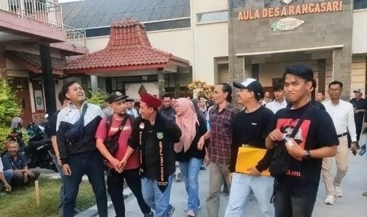Si Peci Merah Melangkah, Asep Maulana Daftar Bakal Calon Kades Rancasari Pamanukan Subang