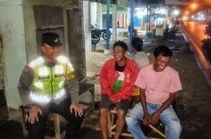 Brigadir Alpian Budi Bhabinkamtibmas Ikut Serta Dalam Giat Ronda Bersama Warga