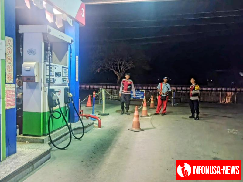 Upaya Anggota Polisi Polsek Batujaya melaksanakan Patroli Prekat di SPBU Batujaya guna mengantisipasi terjadinya GU Kamtibmas