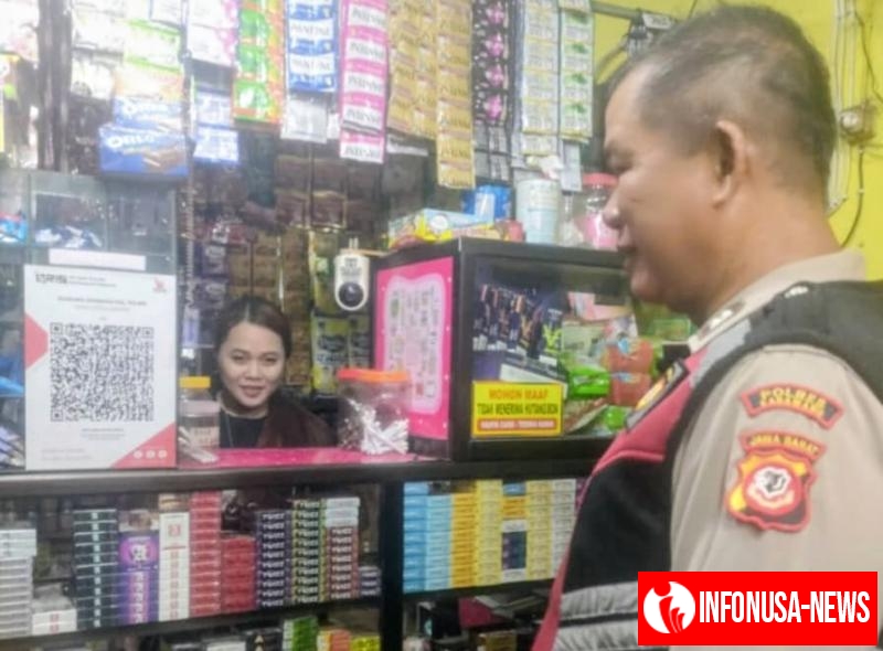 Personil Polsek Tegalwaru Patroli Malam Sapa Warga Pemilik Toko di Loji Tingkatkan Waspada