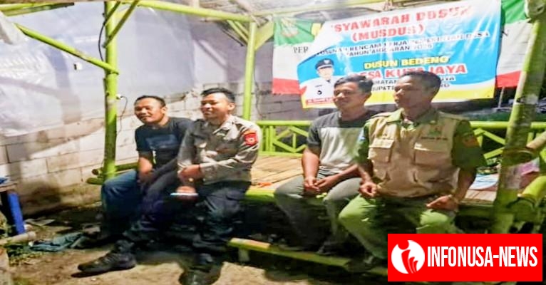 Dalam Kegiatan Sambang Malam hari, Bhabinkamtibmas Berikan Arahan Kepada Piket Linmas Desa Kutajaya