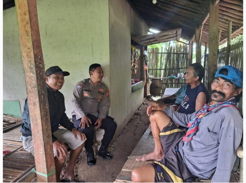 Bhabinkamtibmas Polsek Pangkalan Sapa Warga saat Lakukan Giat Sambang Door to Door