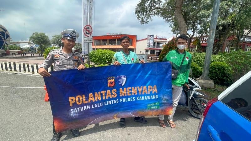 Polantas di Karawang Rutin Konsisten Sosialisasi Kamseltibcarlantas Kepada Komunitas Ojol