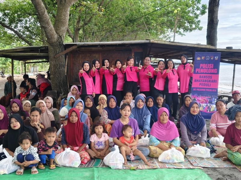 Bhayangkari Polairud Peduli, Salurkan Bansos kepada Masyarakat Pesisir Kuranji