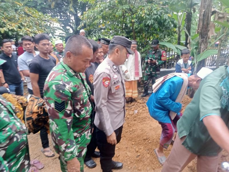 Sinergitas TNI-Polri di Pangkalan, Antarkan Almarhum Anggota Koramil ke Tempat Peristirahatan Terakhir
