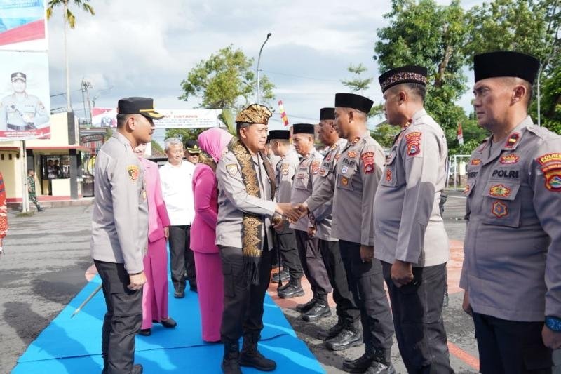 Kunjungan Kerja ke Lombok Tengah, Kapolda NTB Resmikan SPPG hingga Beri Arahan ke Personil