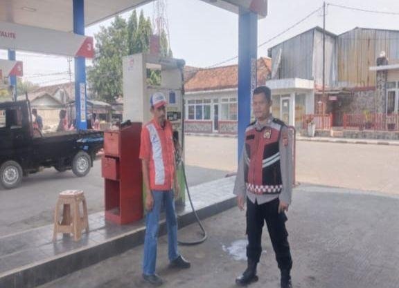 Upaya Kembali Kunjungi SPBU, Prekat Polsek Banyusari Berikan Rasa Aman di Wilkum