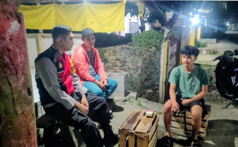 Bhabinkamtibmas Polsek Tegalwaru Sambang Warga di Poskamling Kirewok Ajak Jaga Kondusifitas