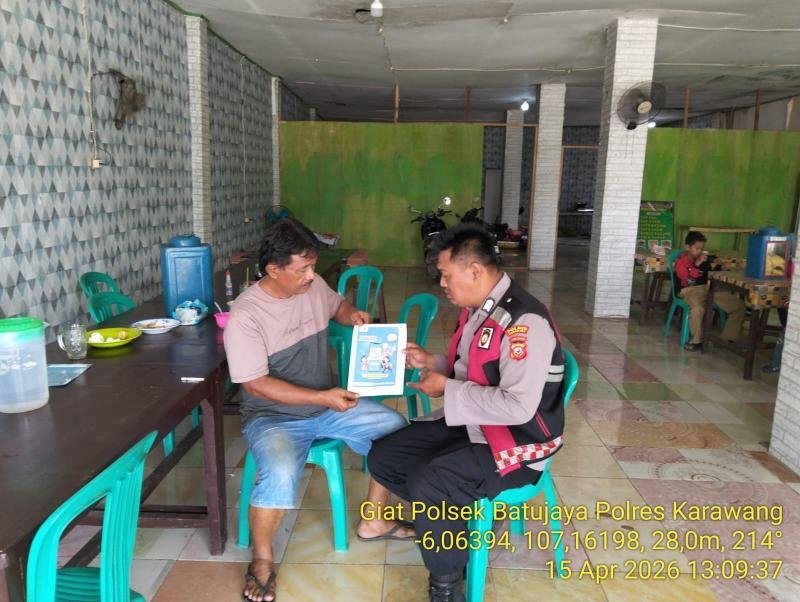 Upaya Anggota Polsek Batujaya Sambangi Masyarakat guna mensosialisasikan QR Code Div Propam Polri