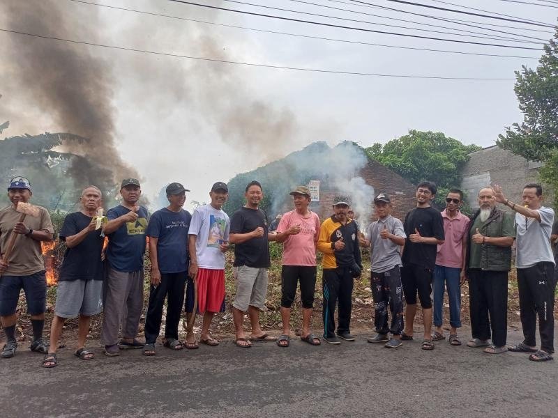 Kades Tatang Hidayat Turun Tangan, Warga Rawamas Bersatu Wujudkan Lingkungan Bersih dan Sehat