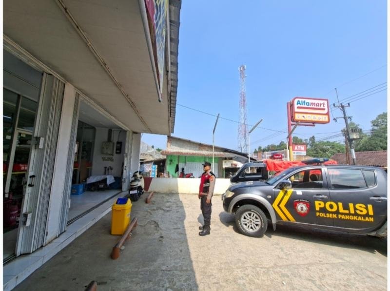 Polsek Pangkalan Laksanakan Patroli Prekat, Halau Gangguan Kamtibmas di Pertokoan Minimarket