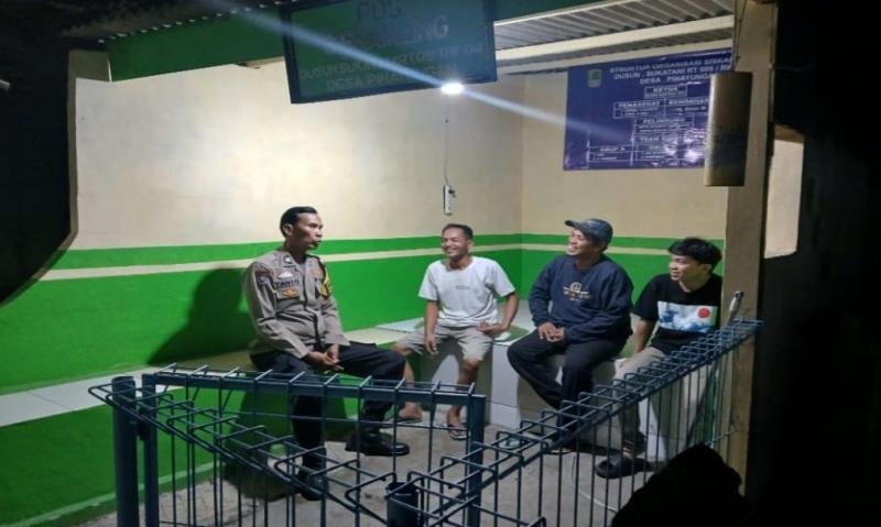 Bhabinkamtibmas Desa Pinayungan Sampaikan Sosialisasi Bahaya Judol Kepada Warga saat Ronda Malam