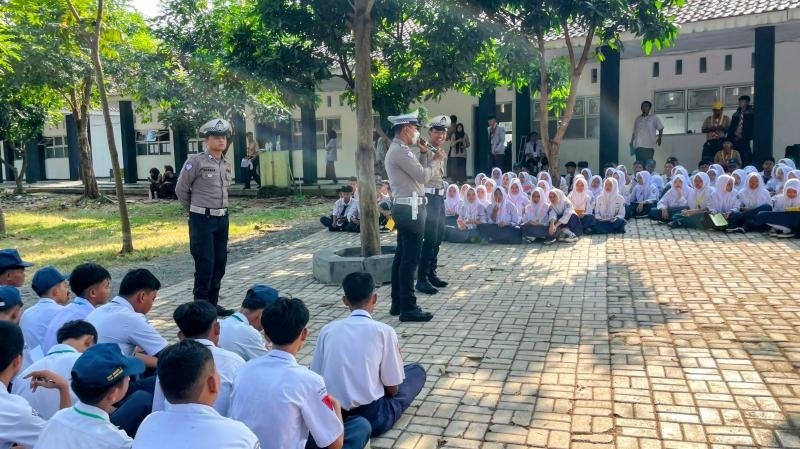 Binluh MPLS Panca Waluya, Satlantas Polres Karawang Gelar Police Goes to School di SMAN 1 Telukjambe Barat