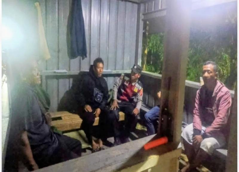 Bhabinkamtibmas Desa Tamansari Kontrol Ronda Malam Warga di Lingkungan Kampung Parunglaksana