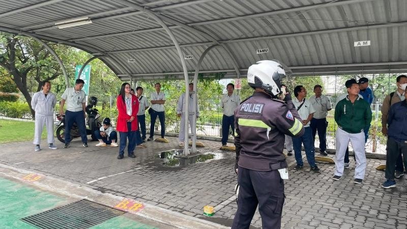 Polantas Karib Sapa Karyawan KIIC di Karawang, Ingatkan Tertib Lalu Lintas Jadi Kunci Keselamatan