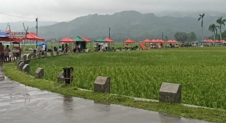 Hujan Tak Surutkan Semangat, Ibut Setia Membakar Harapan di CFD Sore Pangandaran 