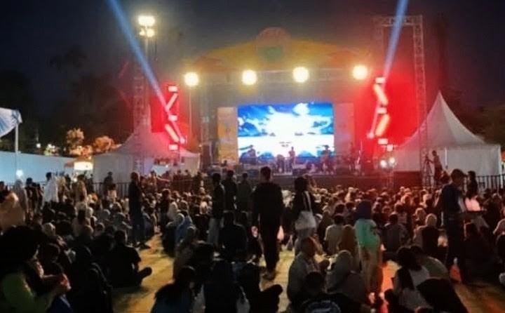 Dari Lapangan Karangpawitan, Warga Karawang Tumpah Ruah  Nikmati Hiburan Bernyanyi Bersama Ade Astrid

 