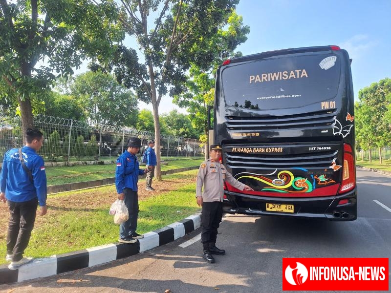 Polsek Ciampel, Iptu Agus Sumarwan, S.Sos bersama Anggota Melaksanakan pengamanan keberangkatan massa buru ke Gedung DPR RI Jakarta