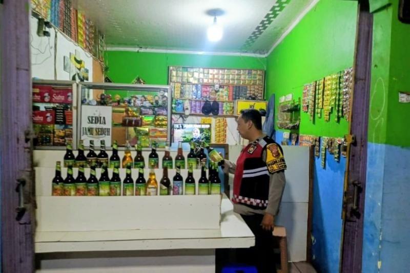 Guna antisifasi gukamtibmas, Rutin menghimbau toko jamu untuk tidak menjual miras di wilayah hukum polsek tempuran res karawang.