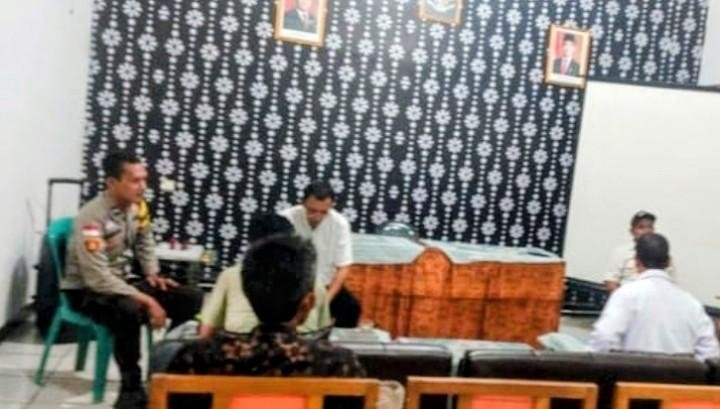 Bhabinkamtibmas Polsek Jatisari Sambang Perangkat Desa Jatisari