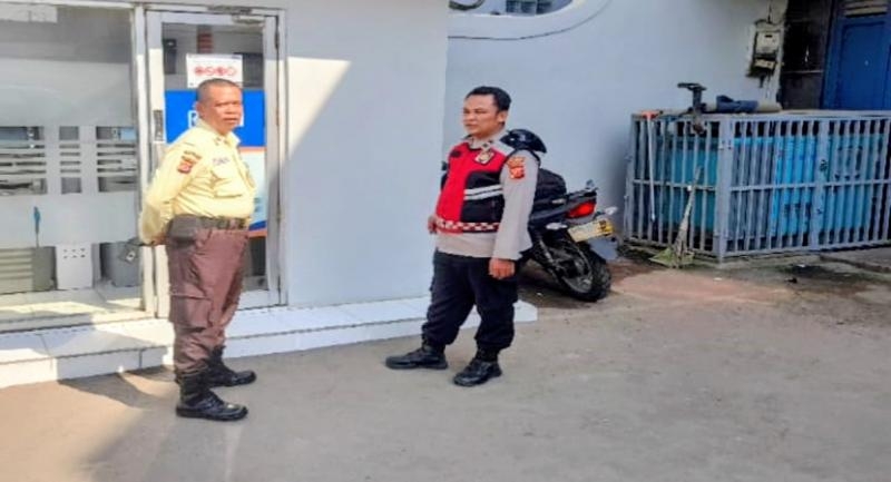 Upaya Anggota Polisi Polsek Lemahabang Sosialisasikan Layanan Call Center 110 Di Obyek Vital di Wilayah Binaan