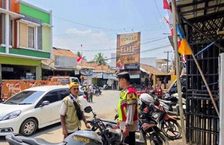 Personil Polsek Tegalwaru Giat Patroli Siang Edukasi Petugas Jaga Parkir Pasar Loji Agar Waspada