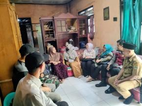 Muspika Didampingi Personil Polsek Tegalwaru Giat Kunjungan ke Warga Penderita ODGJ di Desa Cintalaksana