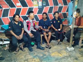Tak Bosan Anggota Polsek Batujaya Sambangi Masyarakat Batujaya untuk melaksanakan Kegiatan Ngawangkong