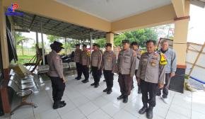 Kapolsek Lemahabang Gelar Jumat Curhat Bersama Anggota
