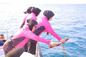 Jaga Ekosistem Gili, Bhayangkari NTB dan Lombok Utara Menutrisi Laut Dengan Eco-Enzim dari Sampah Organik
