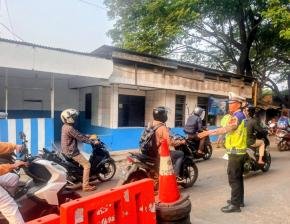 Bripka Ajis Gatur Lalin Sore di Bawah Fly Over Cikampek Cegah Kemacetan
