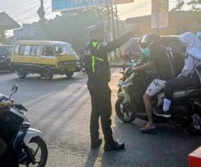 Satlantas Polresta Karawang Atur Lalu Lintas Guna Cegah Kemacetan Lalu Lintas di Ruas Jalan Raya Utama