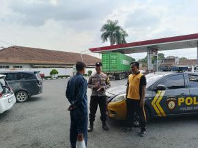 Pastikan Keamanan di Obyek Vital Patroli Polsek Kotabaru Sambangi SPBU Darussalam