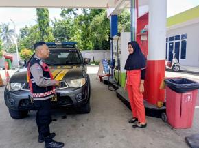 Ciptakan Rasa Nyaman dan Aman kepada warga Masyarakat saat Mengisi Bahan Bakar, Personil Polsek Tempuran Sambangi SPBU.