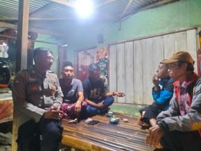 Jaga Kamtibmas Lingkungan, Bhabinkamtibmas Polsek Pangkalan Ngawangkong Bareng Warga Desa Ciptasari
