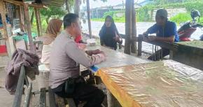 Sampaikan Dampak Bahaya Judi Online Ke Warga Saat Bhabinkamtibmas Polsek Klari Patroli Dialogis