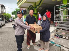 Aksi Nyata Polri Peduli, Kapolres Karawang Salurkan Tali Asih untuk Warga Perum Karaba yang Terdampak Banjir